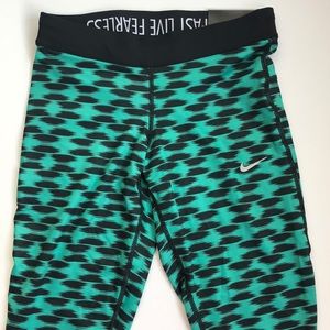 NWT Nike relay tight fit/dry fit cropped leggings XS